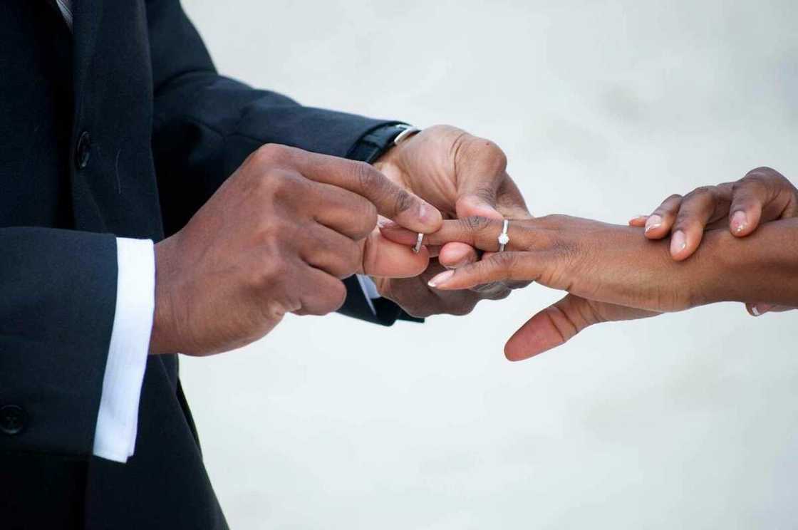 Husband no longer helps wife at home Husband no longer helps wife at home