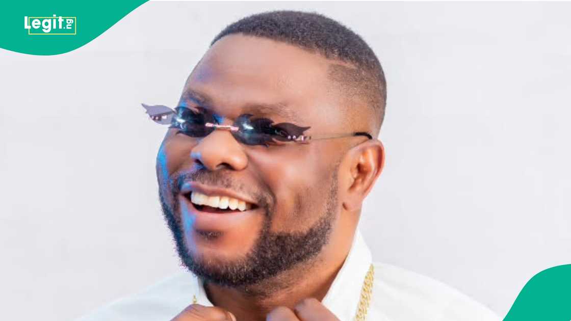Yinka Ayefele and Ola Best exchange banter on stage, video trends Yinka Ayefele and Ola Best exchange banter on stage, video trends