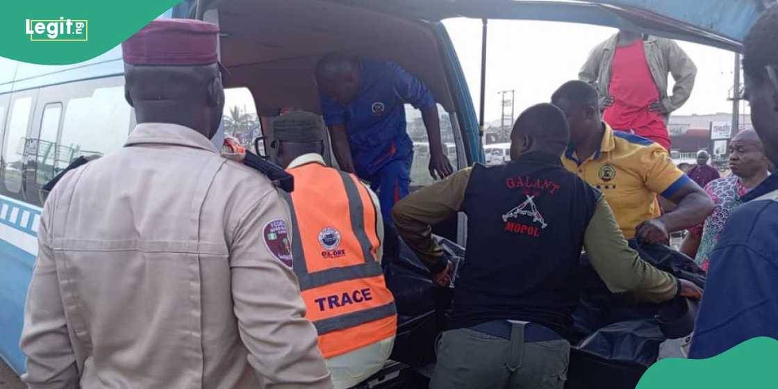 Policeman dies in fatal Lagos-Ibadan expressway crash Policeman dies in fatal Lagos-Ibadan expressway crash