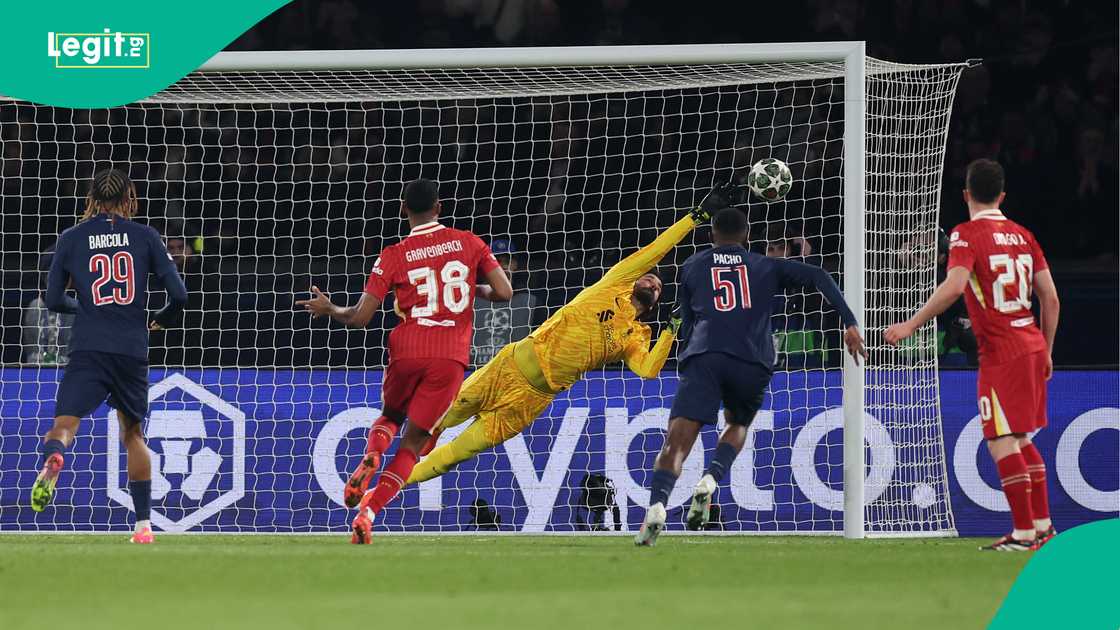 Alisson Becker, Bradley Barcola, Ryan Gravenberch, Diogo Jota, Liverpool, PSG, Parc des Princes, Paris, UEFA Champions League. Alisson Becker, Bradley Barcola, Ryan Gravenberch, Diogo Jota, Liverpool, PSG, Parc des Princes, Paris, UEFA Champions League.