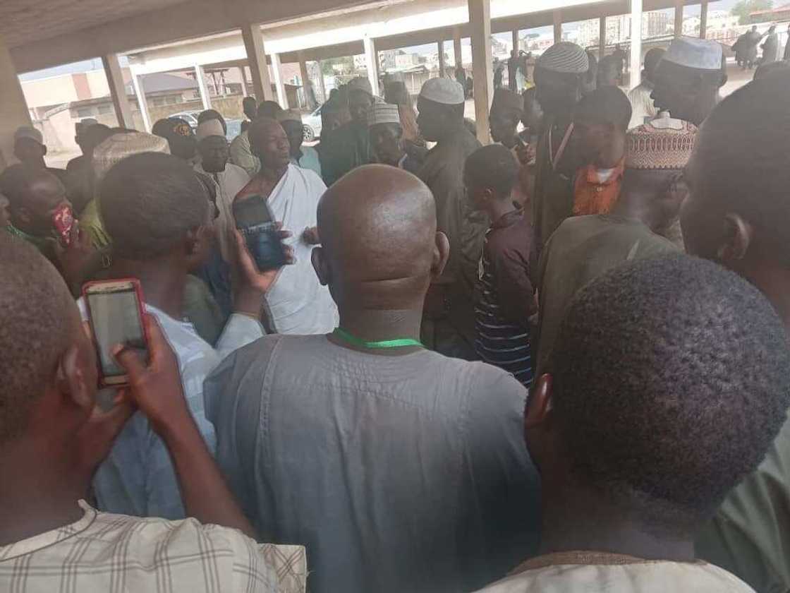 Wani na aikin Hajji a sansanin Alhazai. Wani na aikin Hajji a sansanin Alhazai.