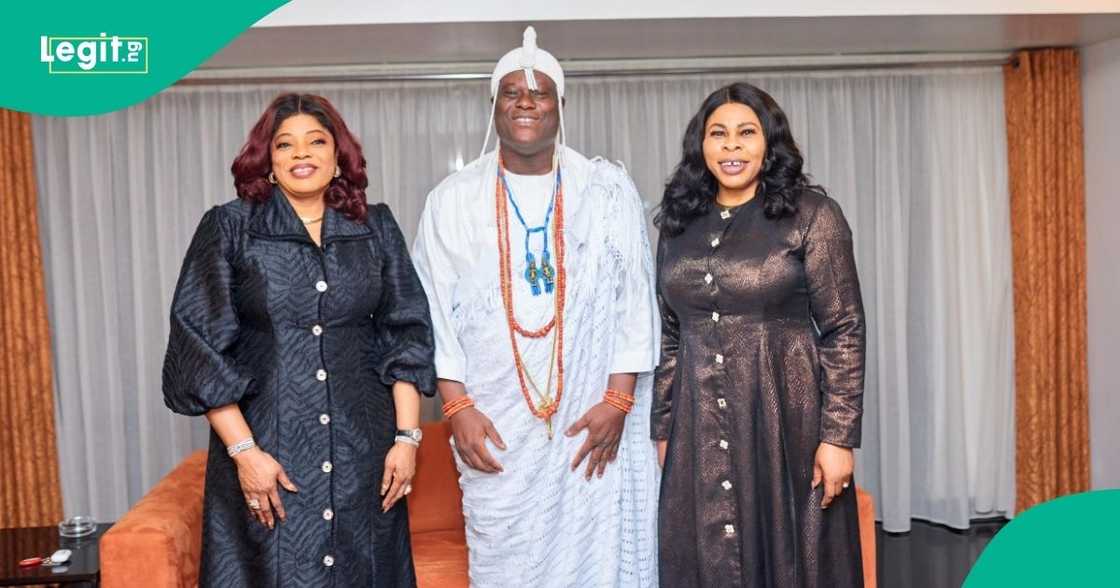 Top female executives flanked by the Ooni of Ife Top female executives flanked by the Ooni of Ife