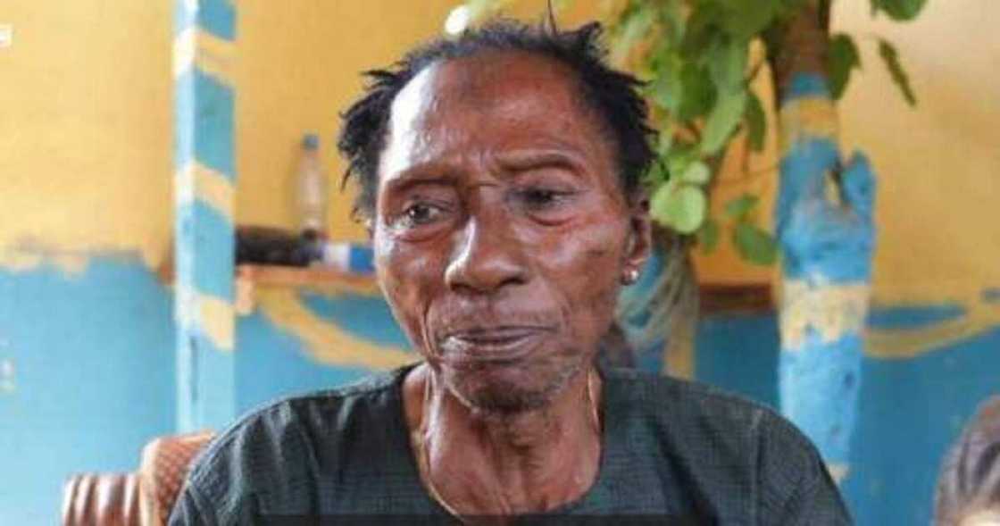 Yadda aka birne Sarkin masu bautan Sheɗan na Najeriya cikin mota yayin da waƙar da yafi so take tashi Yadda aka birne Sarkin masu bautan Sheɗan na Najeriya cikin mota yayin da waƙar da yafi so take tashi