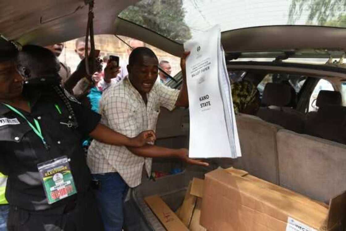 Zaben Kano: An damke mota da kayan zabe a Yankin Mataimakin Ganduje Zaben Kano: An damke mota da kayan zabe a Yankin Mataimakin Ganduje