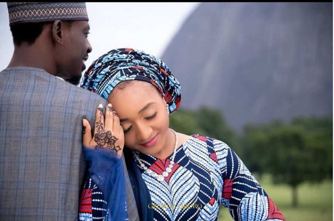 Kalamai masu ratsa zuciya da Bashir Ahmad yayi ga matarsa ranar zagayowar haihuwarta Kalamai masu ratsa zuciya da Bashir Ahmad yayi ga matarsa ranar zagayowar haihuwarta