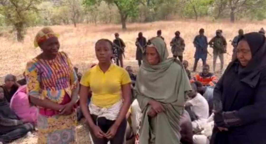 Harin jirgin Abuja-Kaduna: 'Yan ta'adda sun saki sabon bidiyon fasinjoji, suna rokon gwamnati Harin jirgin Abuja-Kaduna: 'Yan ta'adda sun saki sabon bidiyon fasinjoji, suna rokon gwamnati