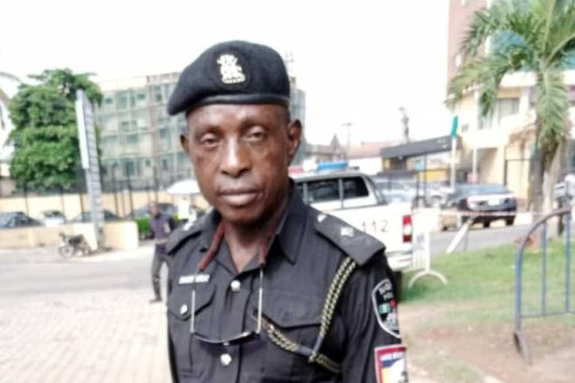 Sunday Erhator: Nigerians raise N.5m for armed Lagos policeman assaulted by civilian Sunday Erhator: Nigerians raise N.5m for armed Lagos policeman assaulted by civilian
