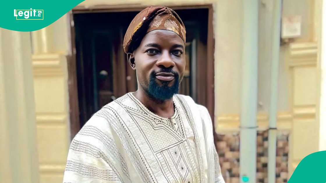 Okemesi's younger sister rains heavy curses at his graveside, mourners express anger as burial video surfaces online Okemesi's younger sister rains heavy curses at his graveside, mourners express anger as burial video surfaces online