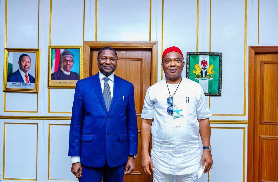 Sata ta saci sata: Minista ya na taba kudin da aka karbo a wajen barayi inji Majalisar Najeriya Sata ta saci sata: Minista ya na taba kudin da aka karbo a wajen barayi inji Majalisar Najeriya