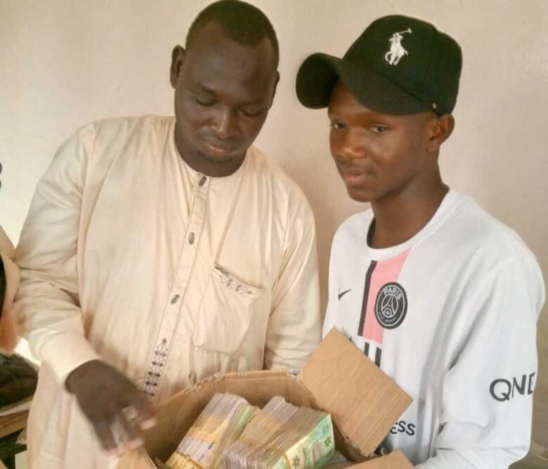 Direban A-daidaita-sahu ya mayar da kudin da fasinjansa ya manta da su Direban A-daidaita-sahu ya mayar da kudin da fasinjansa ya manta da su