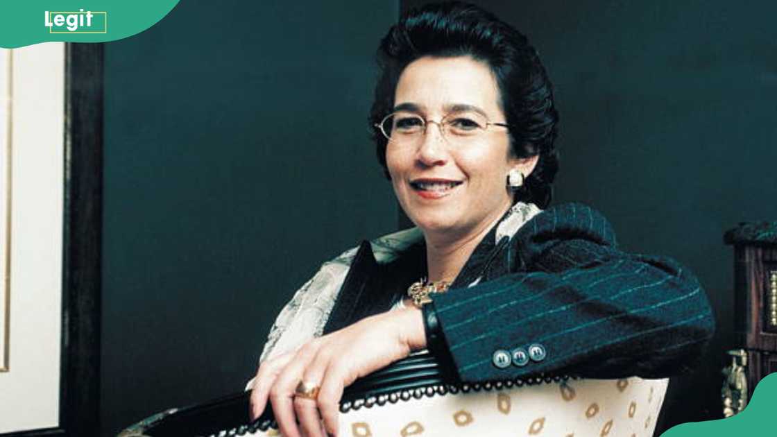 Wendy Appelbaum in a solid dark green background Wendy Appelbaum in a solid dark green background