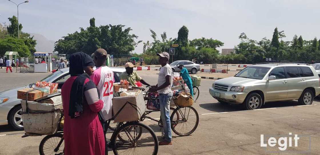 Ina samun N1m a kowanne wata daga siyar da abubuwan ci a titin Legas - Okorafor Ina samun N1m a kowanne wata daga siyar da abubuwan ci a titin Legas - Okorafor