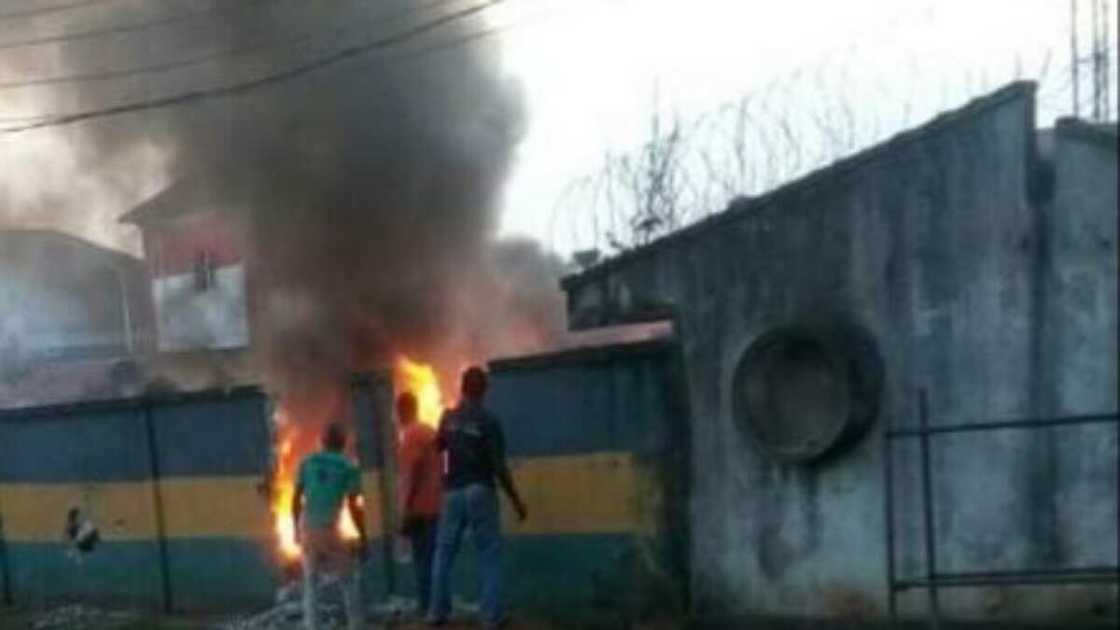 'Yan sanda sun kai da ƙafarsu bayan kuna wa ofishinsu wuta 'Yan sanda sun kai da ƙafarsu bayan kuna wa ofishinsu wuta