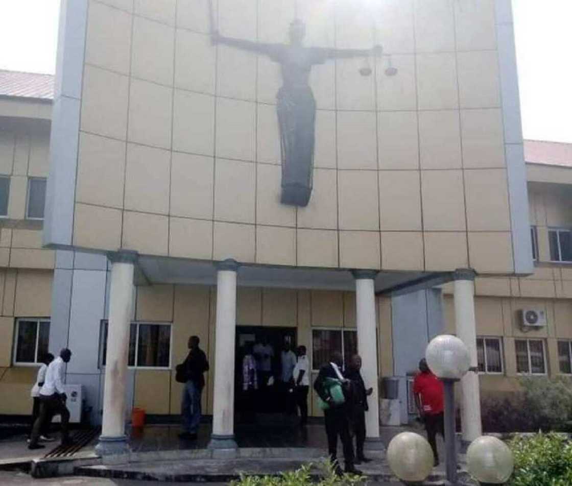 Gagarumin rikici ya barke bayan 'yan daba sun fada kotu tare da fatattakar alkali da lauyoyi Gagarumin rikici ya barke bayan 'yan daba sun fada kotu tare da fatattakar alkali da lauyoyi