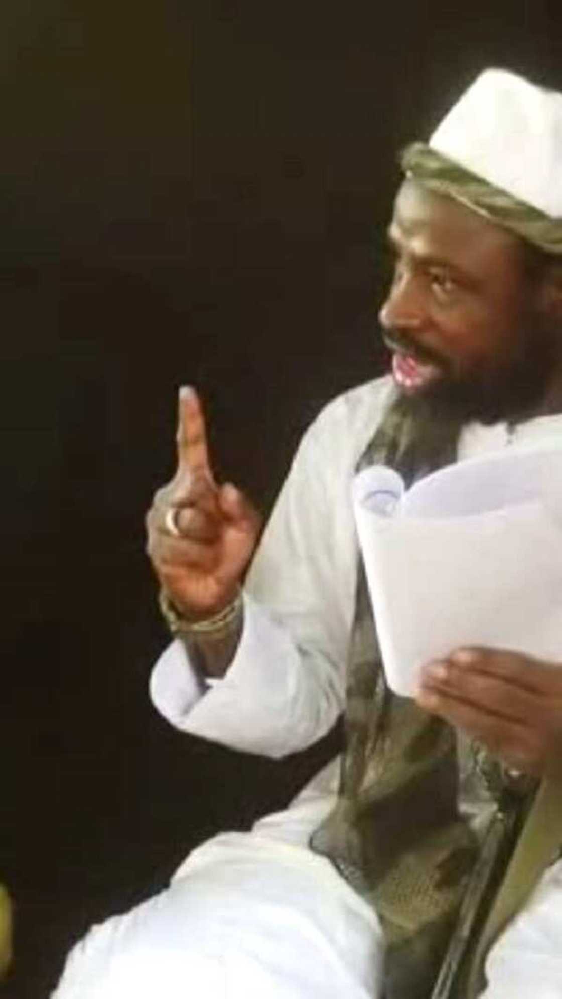 Shekau ya bayyana a sabon bidiyo, ya rera wakar taken Najeriya Shekau ya bayyana a sabon bidiyo, ya rera wakar taken Najeriya