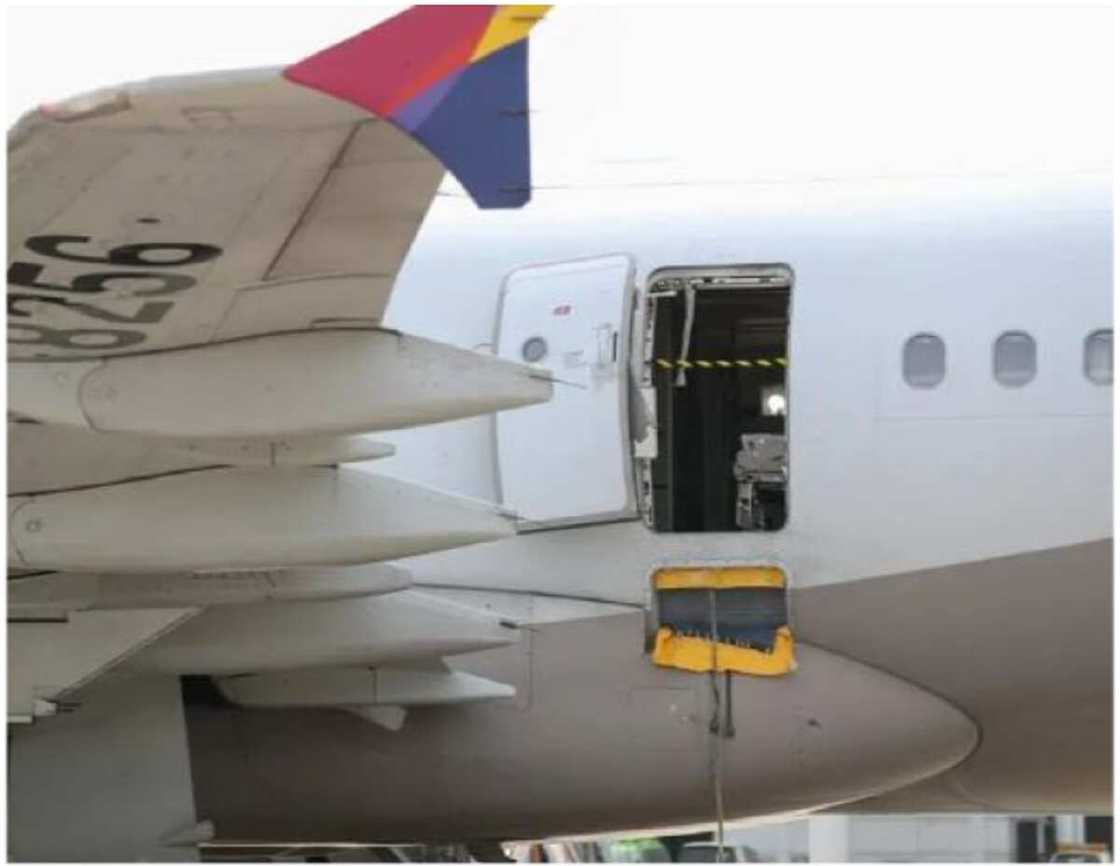 Fasinjan jirgin sama da ya bude kofa ya ce iska zai sha Fasinjan jirgin sama da ya bude kofa ya ce iska zai sha