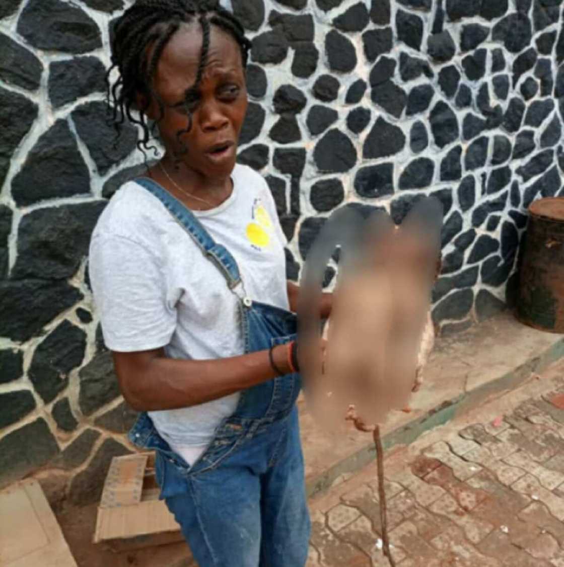 Matar da ta jefe jinjirin ta cikin masai ta shiga hannu (Hotuna) Matar da ta jefe jinjirin ta cikin masai ta shiga hannu (Hotuna)