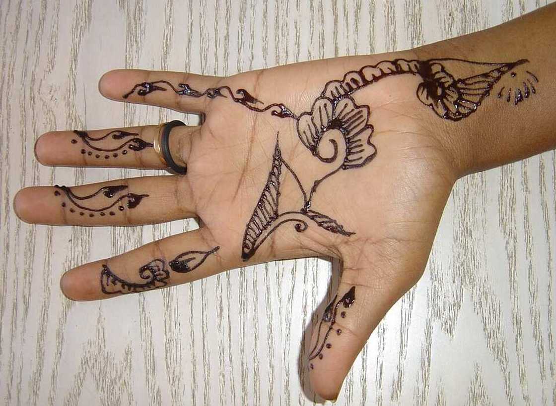 Simple mehendi art Simple mehendi art