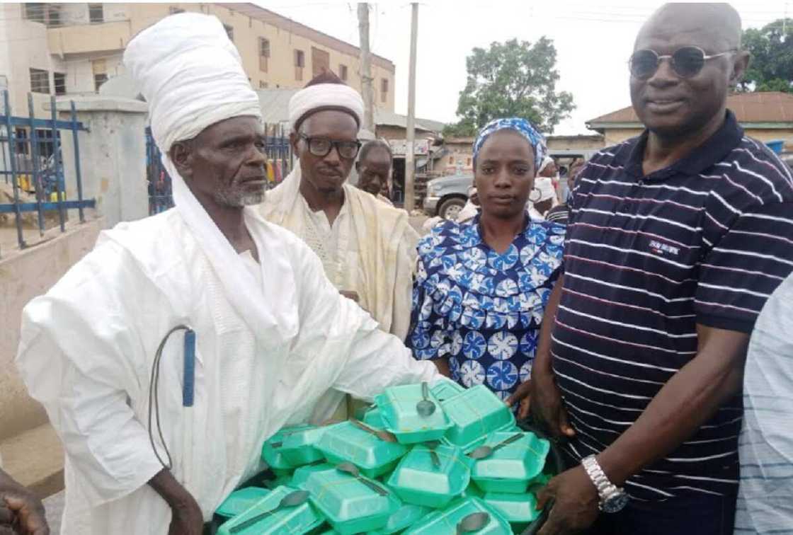 Coci ta yi rabon abinci da sallah. Coci ta yi rabon abinci da sallah.