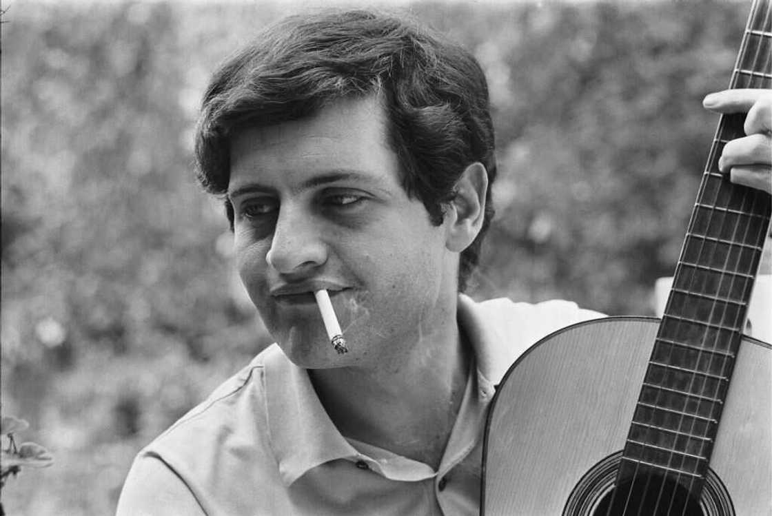 Le chanteur français Joe Dassin, en 1966.