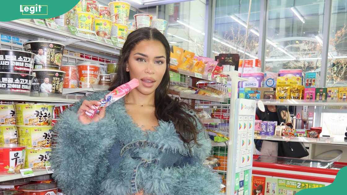 Amaya shopping at Seoul