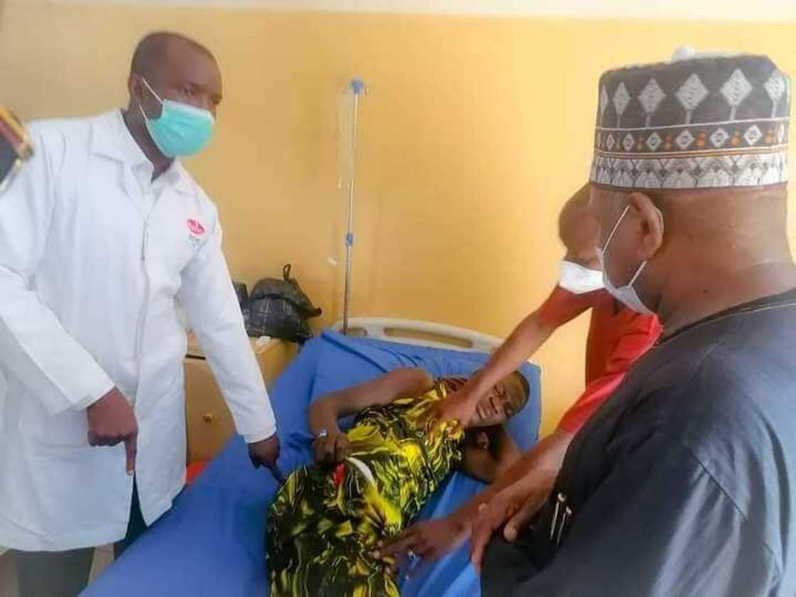 Hotunan daliban Kebbi da jami'an tsaro suka ceto daga wurin 'yan bindiga kwance a asibiti Hotunan daliban Kebbi da jami'an tsaro suka ceto daga wurin 'yan bindiga kwance a asibiti