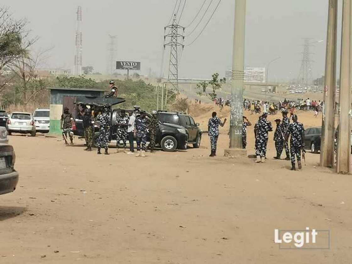 Jami'an tsaro rarrabe a gaban motarsu Jami'an tsaro rarrabe a gaban motarsu