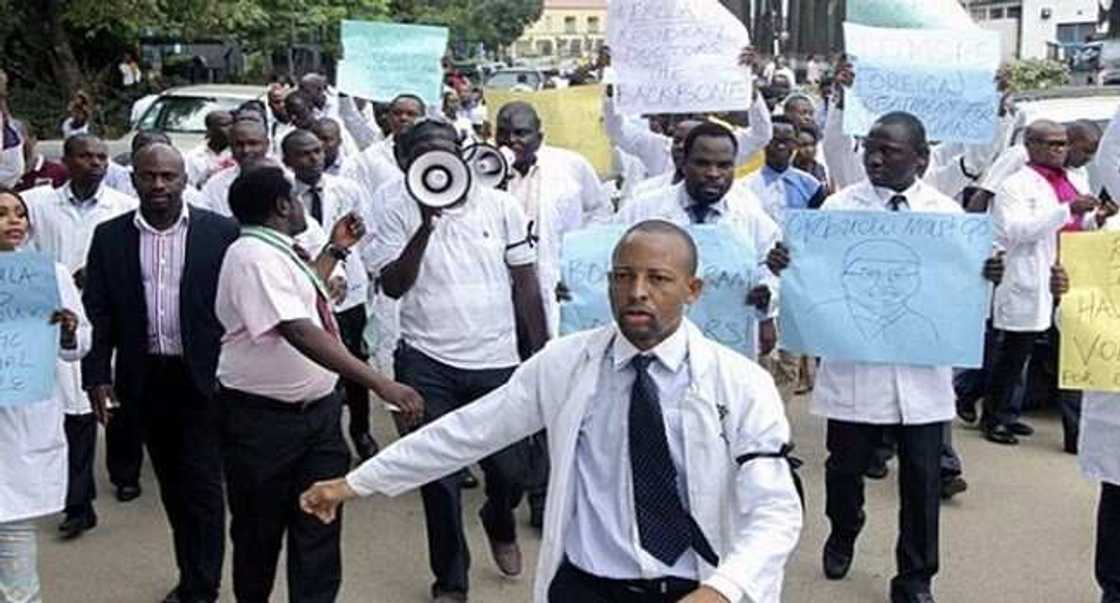 Gwamnatin Buhari ta fusata, ta ce duk likitan da ya shiga yajin aiki ba shi ba albashi Gwamnatin Buhari ta fusata, ta ce duk likitan da ya shiga yajin aiki ba shi ba albashi