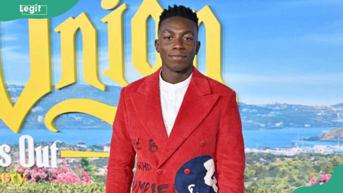 Olly Sholotan’s height Olly Sholotan’s height