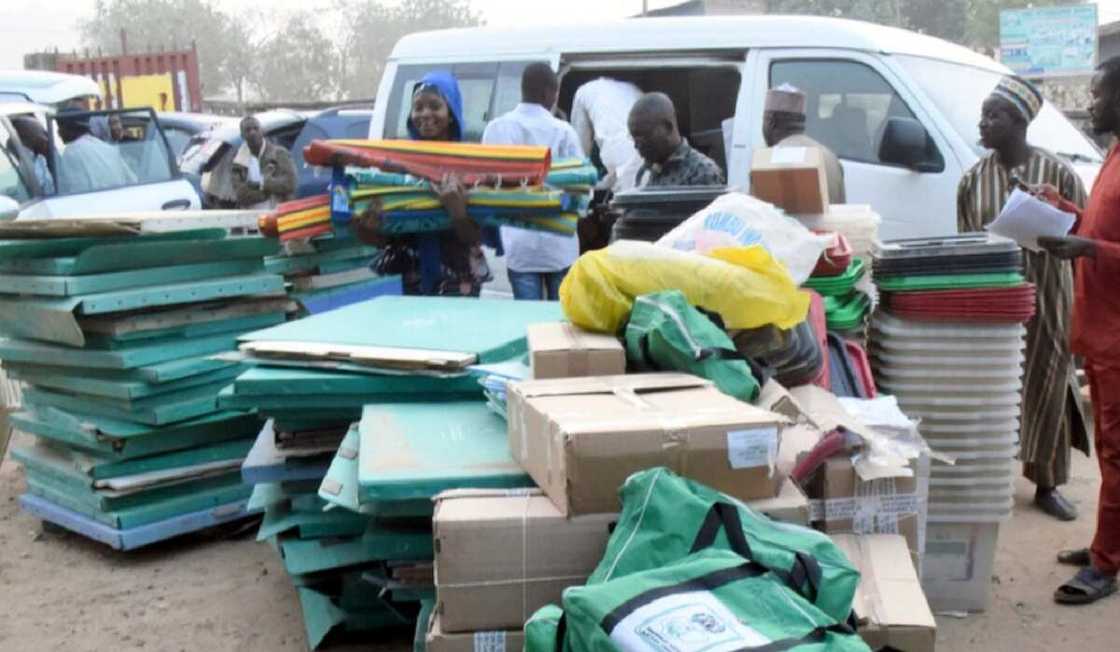 Kayayyakin zabe zube a gaban mutane Kayayyakin zabe zube a gaban mutane