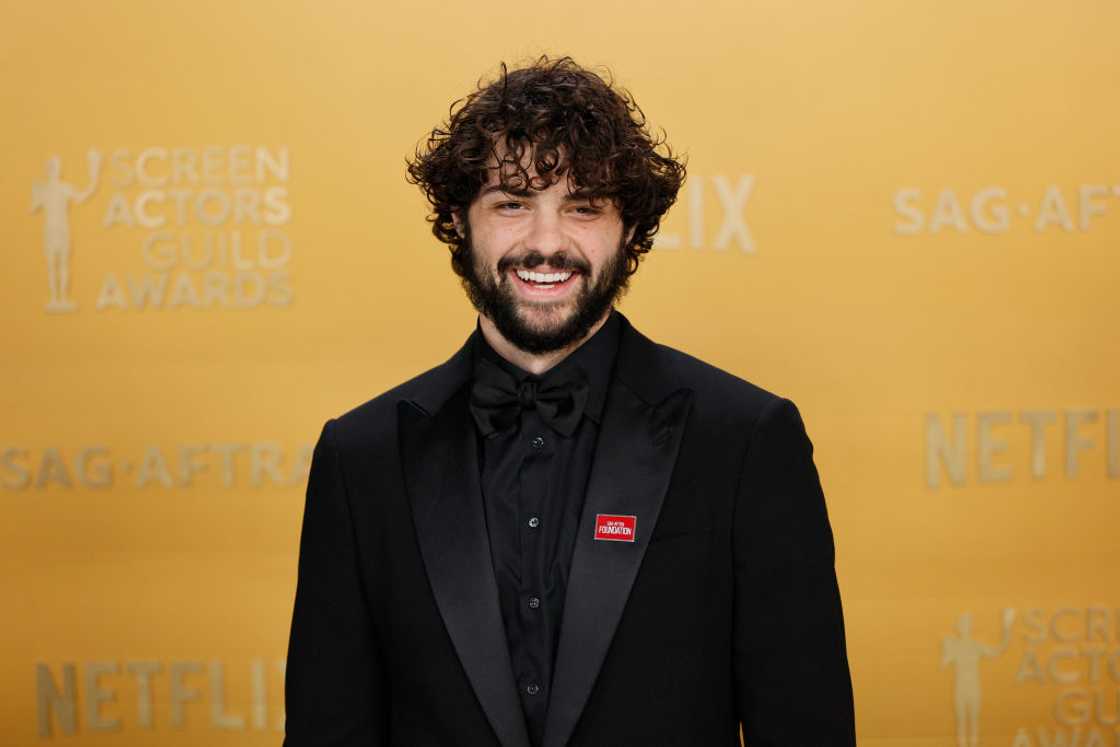 Noah Centineo attends an award ceremony