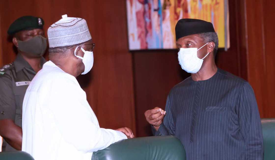 Tattalin arziki: Buhari ya jagoranci wani zama na musamman a fadar shugaban kasa
Hakkin mallakar Hoto; Gwamnatin Najeriya @NigeriaGov Tattalin arziki: Buhari ya jagoranci wani zama na musamman a fadar shugaban kasa
Hakkin mallakar Hoto; Gwamnatin Najeriya @NigeriaGov