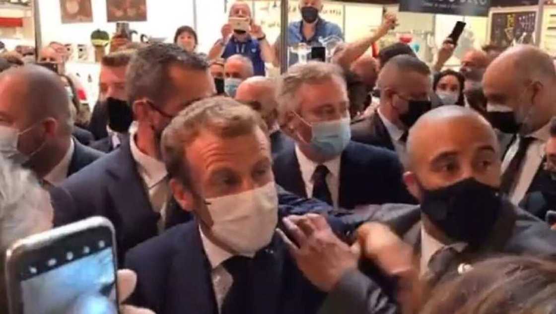 An kuma, wani mutum ya jefi Shugaban Faransa, Emmanuel Macron da ɗanyen ƙwai