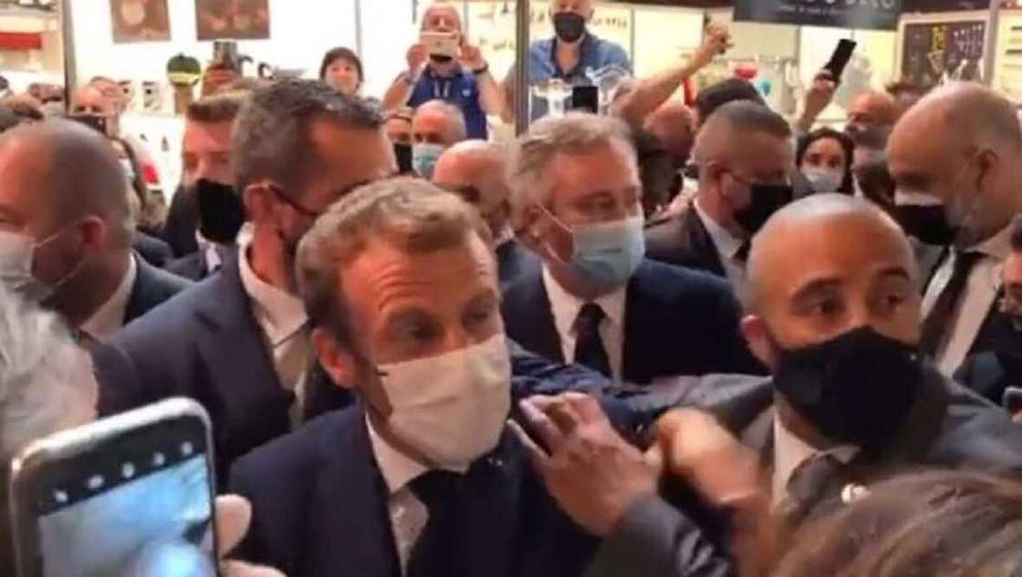 An kuma, wani mutum ya jefi Shugaban Faransa, Emmanuel Macron da ɗanyen ƙwai An kuma, wani mutum ya jefi Shugaban Faransa, Emmanuel Macron da ɗanyen ƙwai