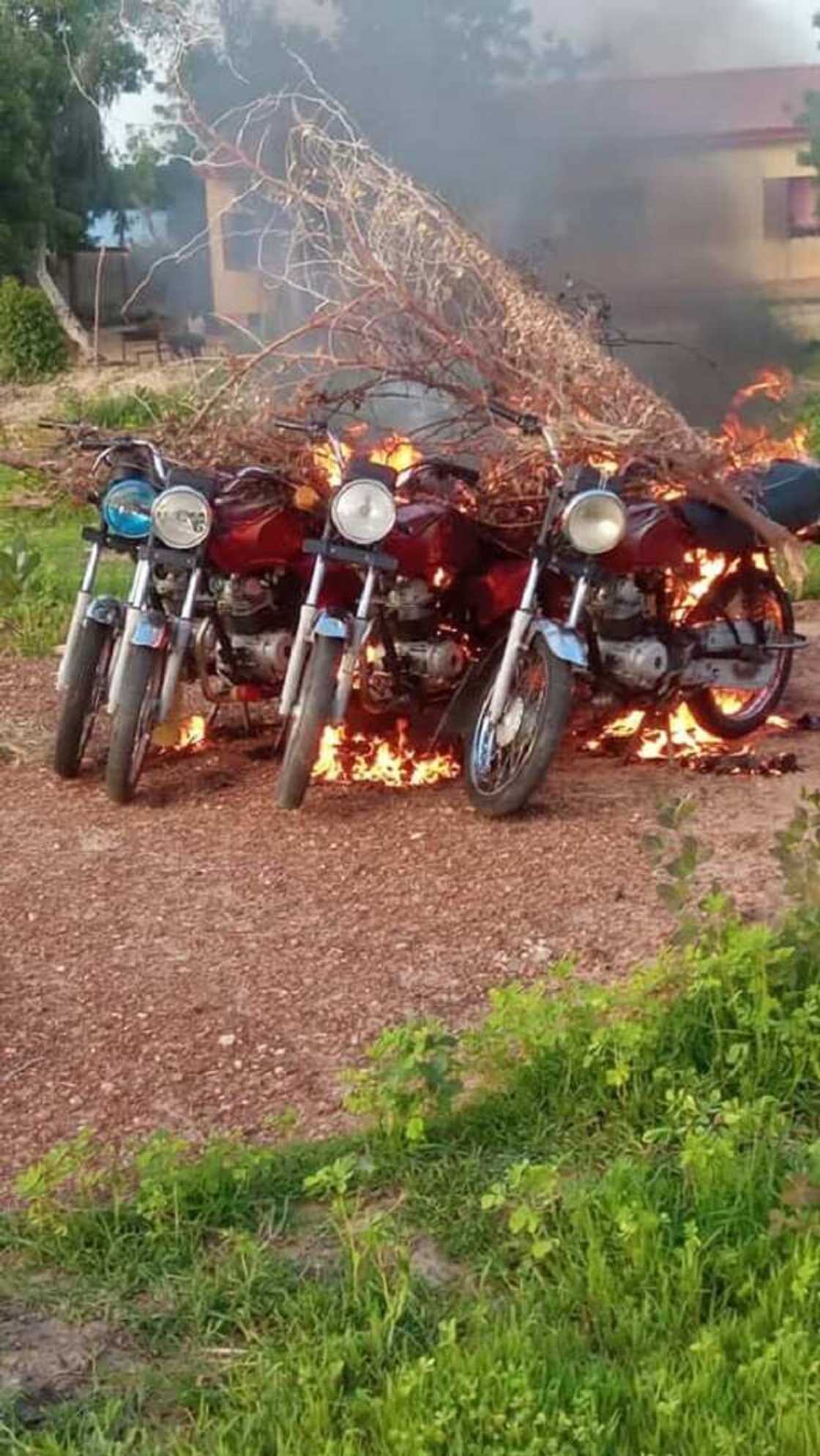 Sojoji sun kama 'yan bindiga 25, sun kwato makamai masu yawa Sojoji sun kama 'yan bindiga 25, sun kwato makamai masu yawa