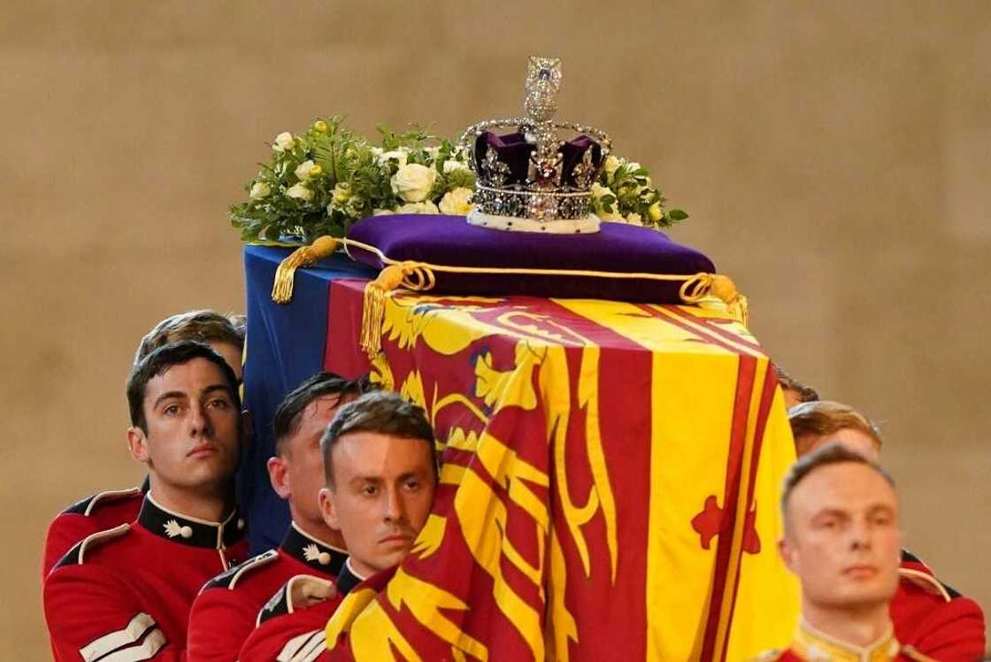 Eight pallbearers from the 1st Battalion Grenadier Guards will carry the queen's heavy lead-lined oak coffin Eight pallbearers from the 1st Battalion Grenadier Guards will carry the queen's heavy lead-lined oak coffin