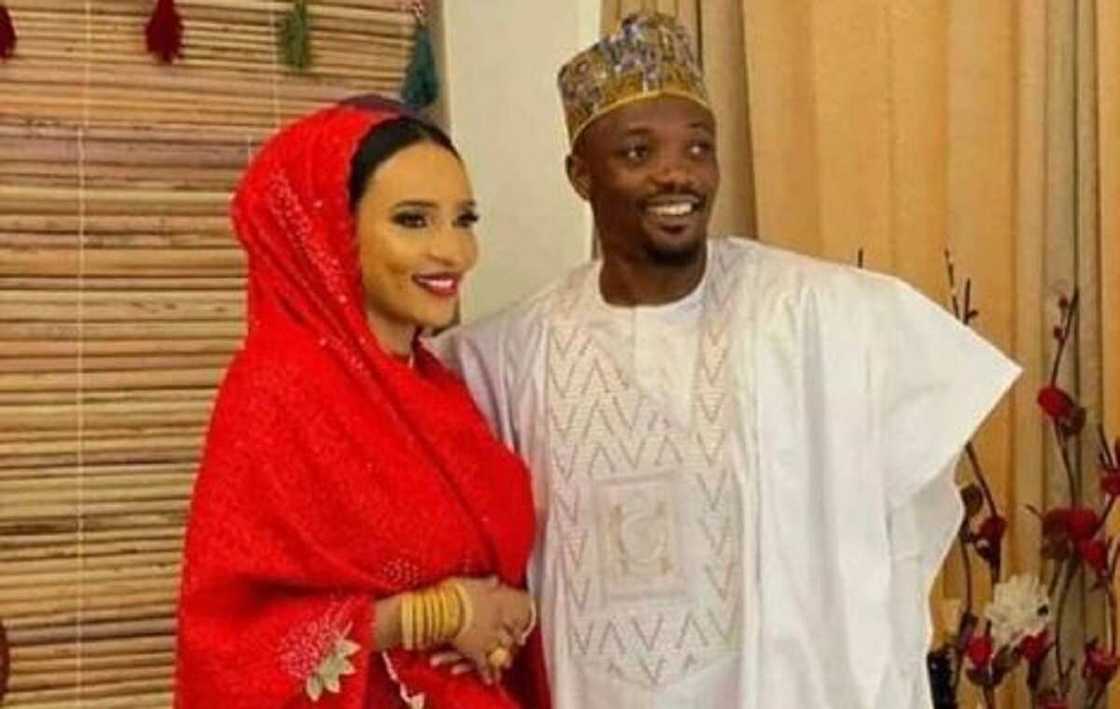 Hotunan Ahmed Musa tare da dalleliyar sabuwar amaryarsa sun bayyana Hotunan Ahmed Musa tare da dalleliyar sabuwar amaryarsa sun bayyana