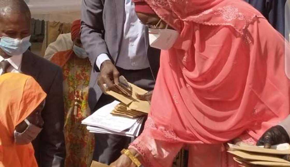 Gwamnatin tarayya ta fara rabawa mata N20,000 a jihar Kaduna Gwamnatin tarayya ta fara rabawa mata N20,000 a jihar Kaduna