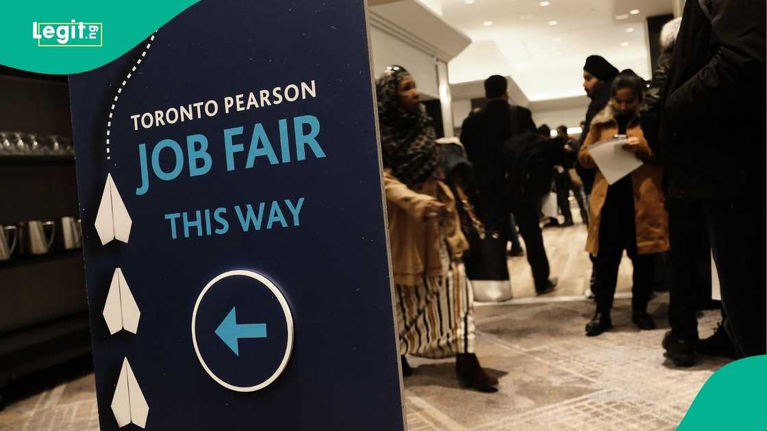 New Canadian federal jobs offer salaries ranging from hourly pay to six figures. New Canadian federal jobs offer salaries ranging from hourly pay to six figures.