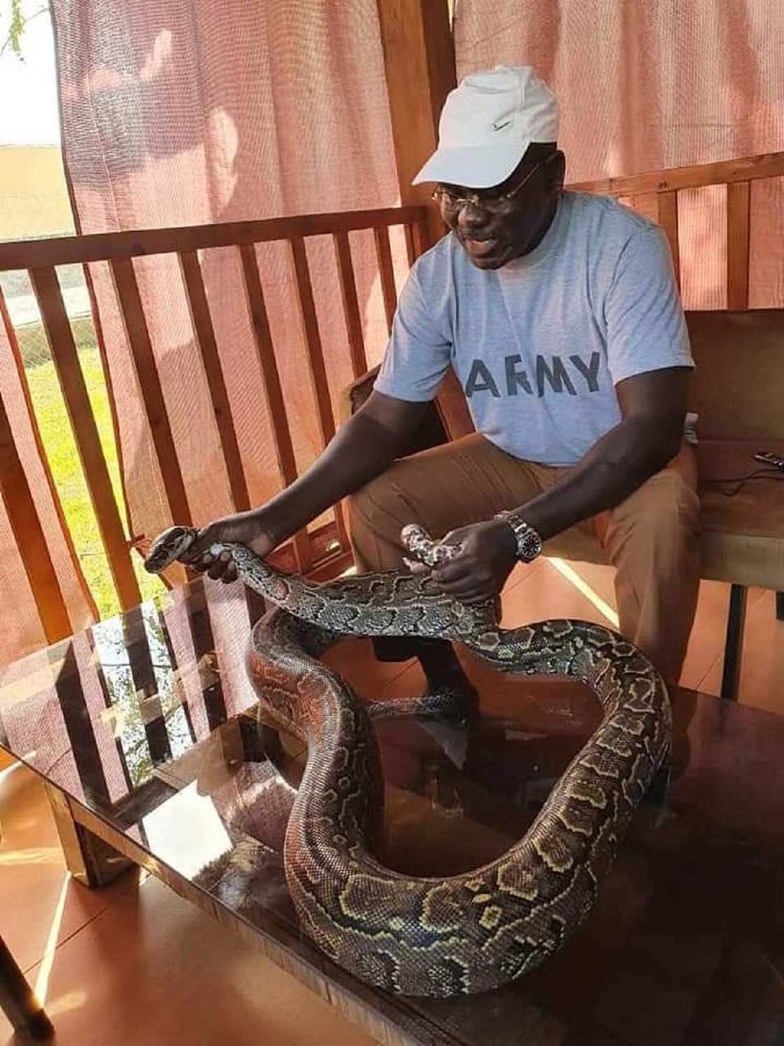 Hotonun Buratai da maciji a gonarsa ya janyo cece-kuce bayan ya yi muƙus a game da sace daliban Kankara Hotonun Buratai da maciji a gonarsa ya janyo cece-kuce bayan ya yi muƙus a game da sace daliban Kankara