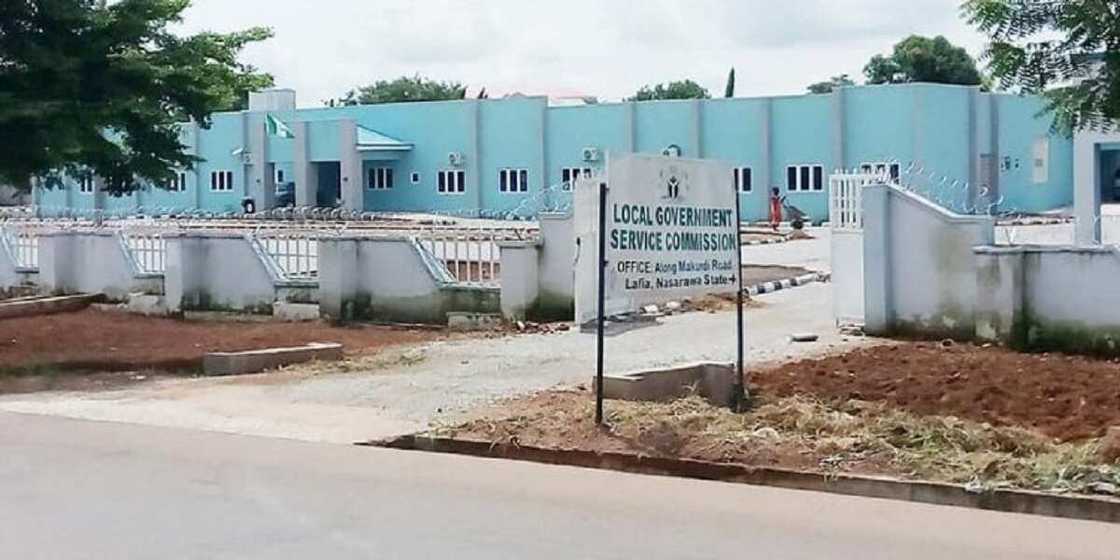 'Yan bindiga fiye da 50 sun kai hari ma'aikatar gwamnatin Nasarawa, sun sace wani akwati mai muhimmanci 'Yan bindiga fiye da 50 sun kai hari ma'aikatar gwamnatin Nasarawa, sun sace wani akwati mai muhimmanci