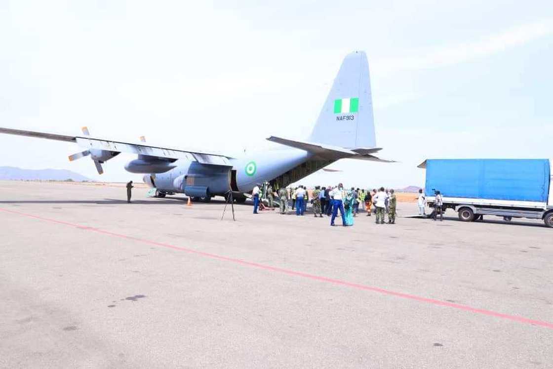 Coronavirus: NAF ta fara jigilar kayan tallafin da attajirin kasar China ya bawa Najeriya Coronavirus: NAF ta fara jigilar kayan tallafin da attajirin kasar China ya bawa Najeriya