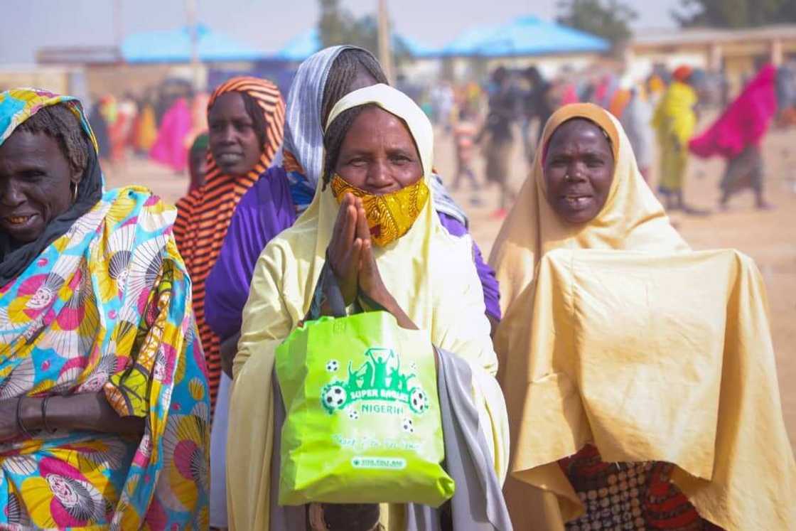 Zulum ya rabawa mutane 34,000 kayan abinci da sama da kudi milyan dari Zulum ya rabawa mutane 34,000 kayan abinci da sama da kudi milyan dari