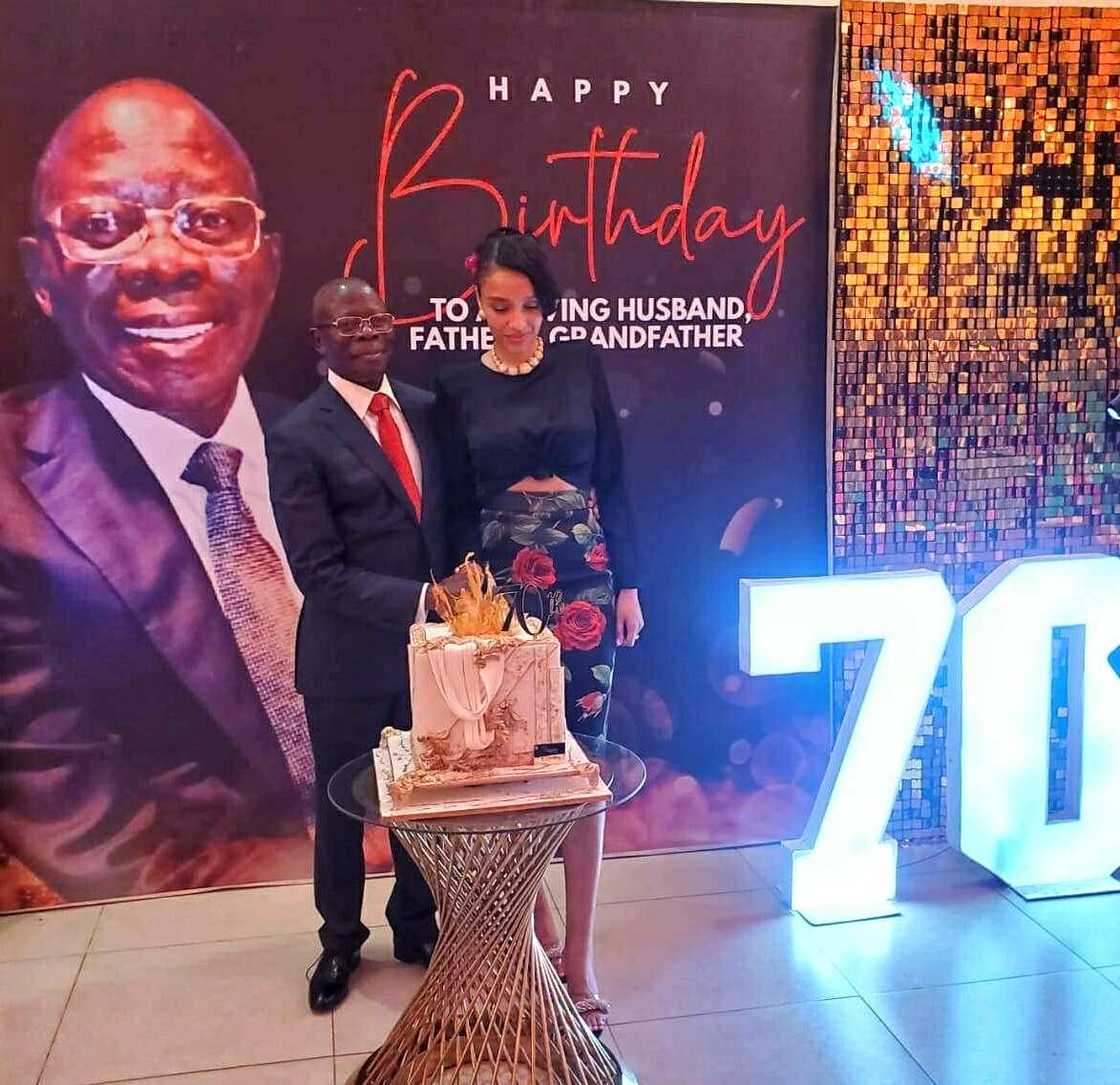 Hotuna da bidiyon Oshiomhole yana nuna kwarewarsa wurin rawa a bazdensa na 70 Hotuna da bidiyon Oshiomhole yana nuna kwarewarsa wurin rawa a bazdensa na 70