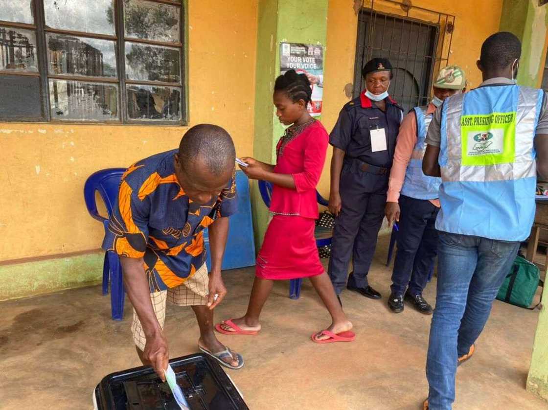 Voters at Uzokwa Ward 3