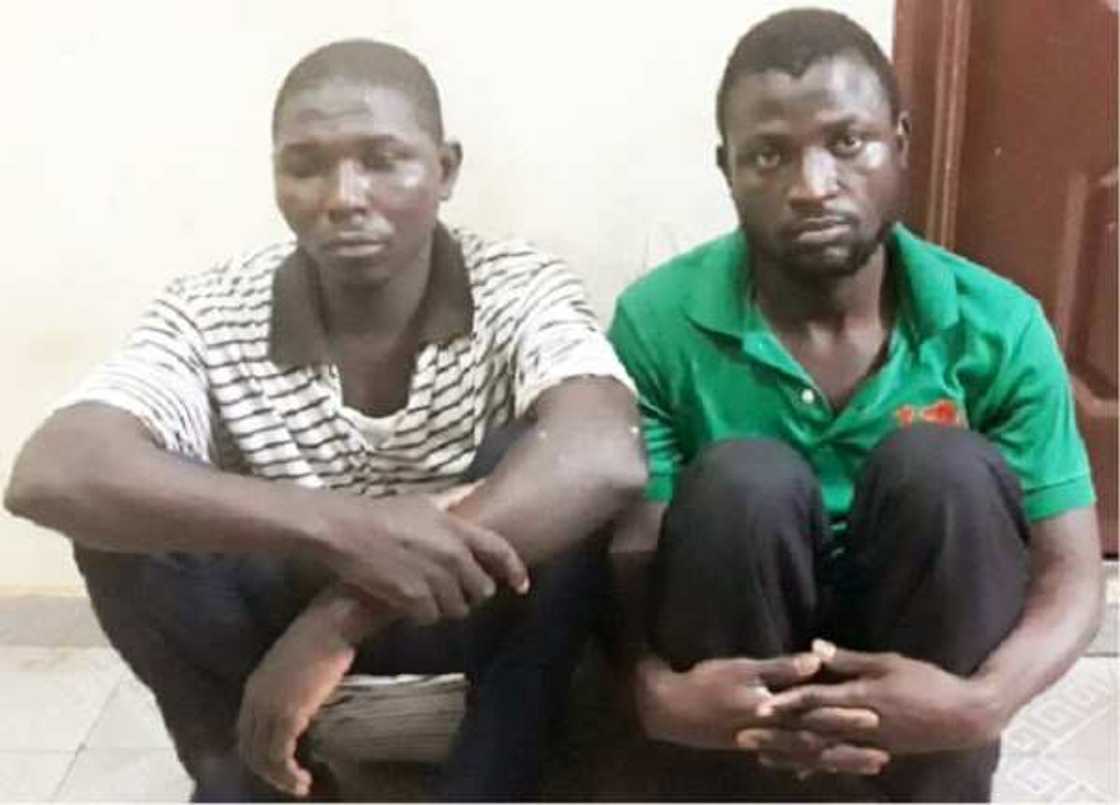 An kama wani gawurtaccen barawo cikin kayan sojoji yana fashi An kama wani gawurtaccen barawo cikin kayan sojoji yana fashi