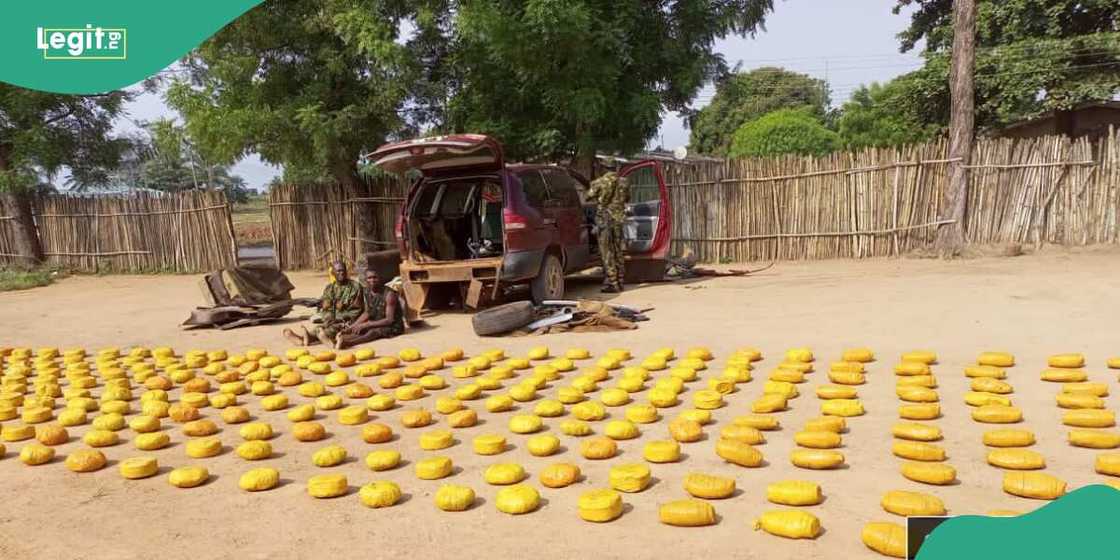 The army intercepted 296 wraps of concealed illicit drugs The army intercepted 296 wraps of concealed illicit drugs