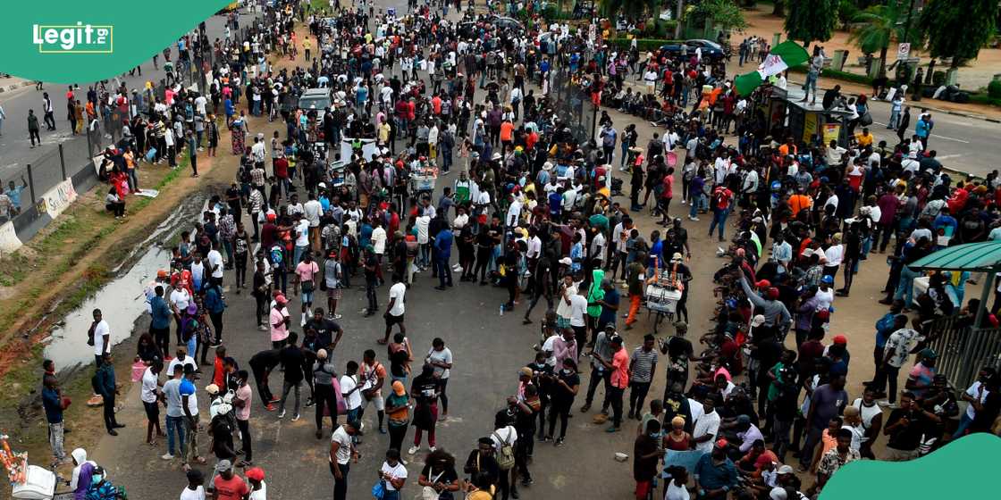 Policeman threaten to kill hunger protesters in Kano Policeman threaten to kill hunger protesters in Kano