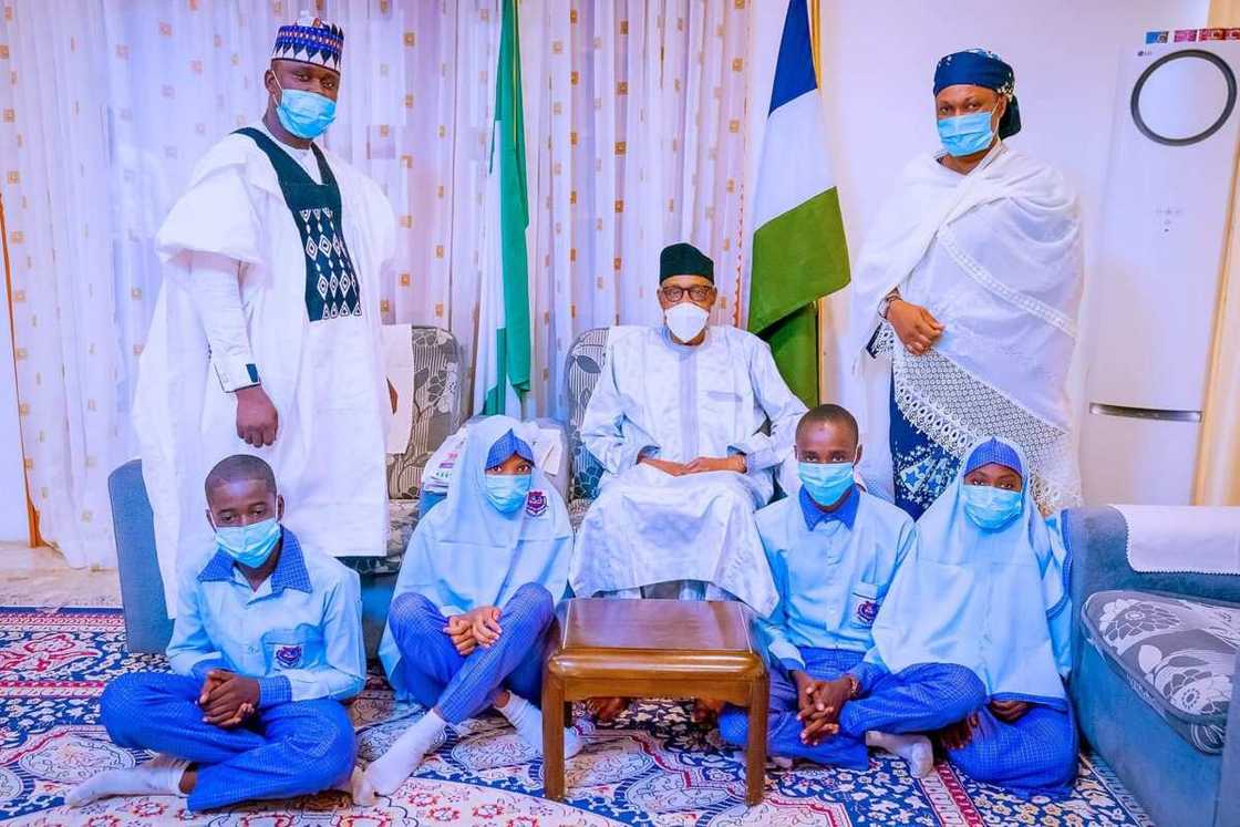 Shugaba Buhari tare da dalibai a Daura