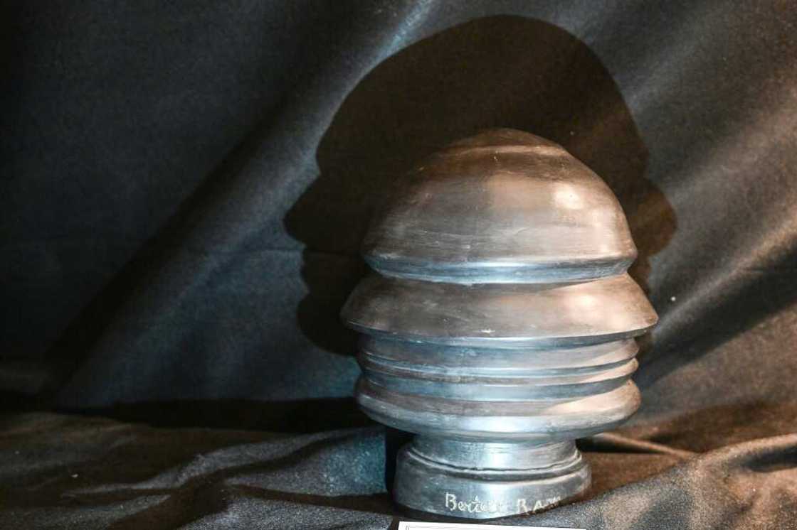 A sculpture reflecting Mussolini's profile A sculpture reflecting Mussolini's profile